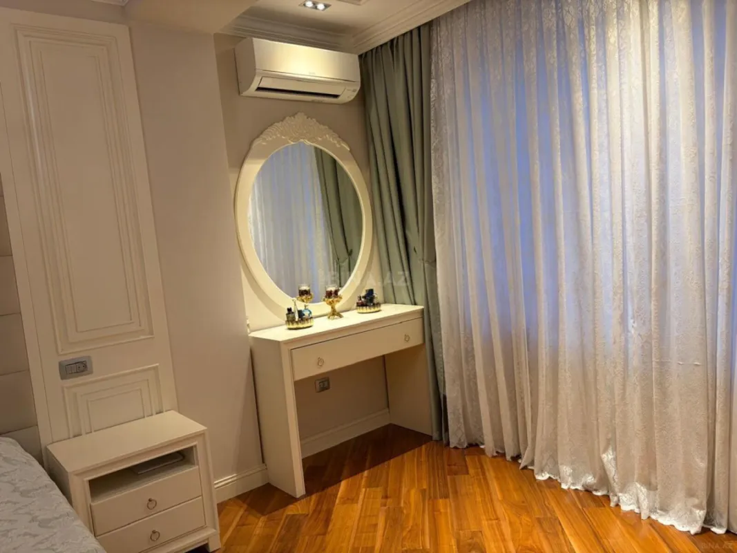 Satılır 4 otaqlı mənzil 214 m²