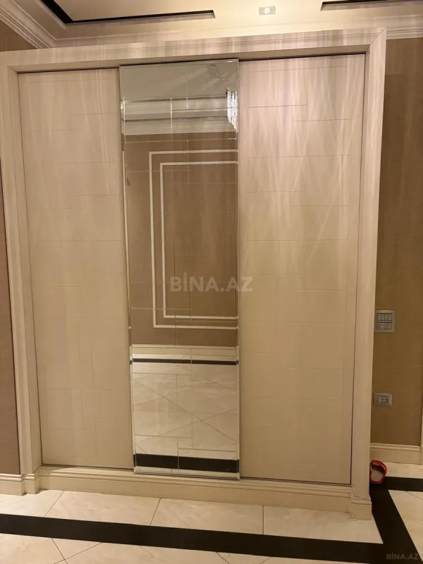 Satılır 4 otaqlı mənzil 214 m²