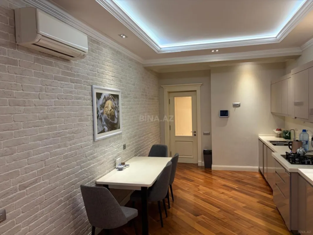Satılır 4 otaqlı mənzil 214 m²