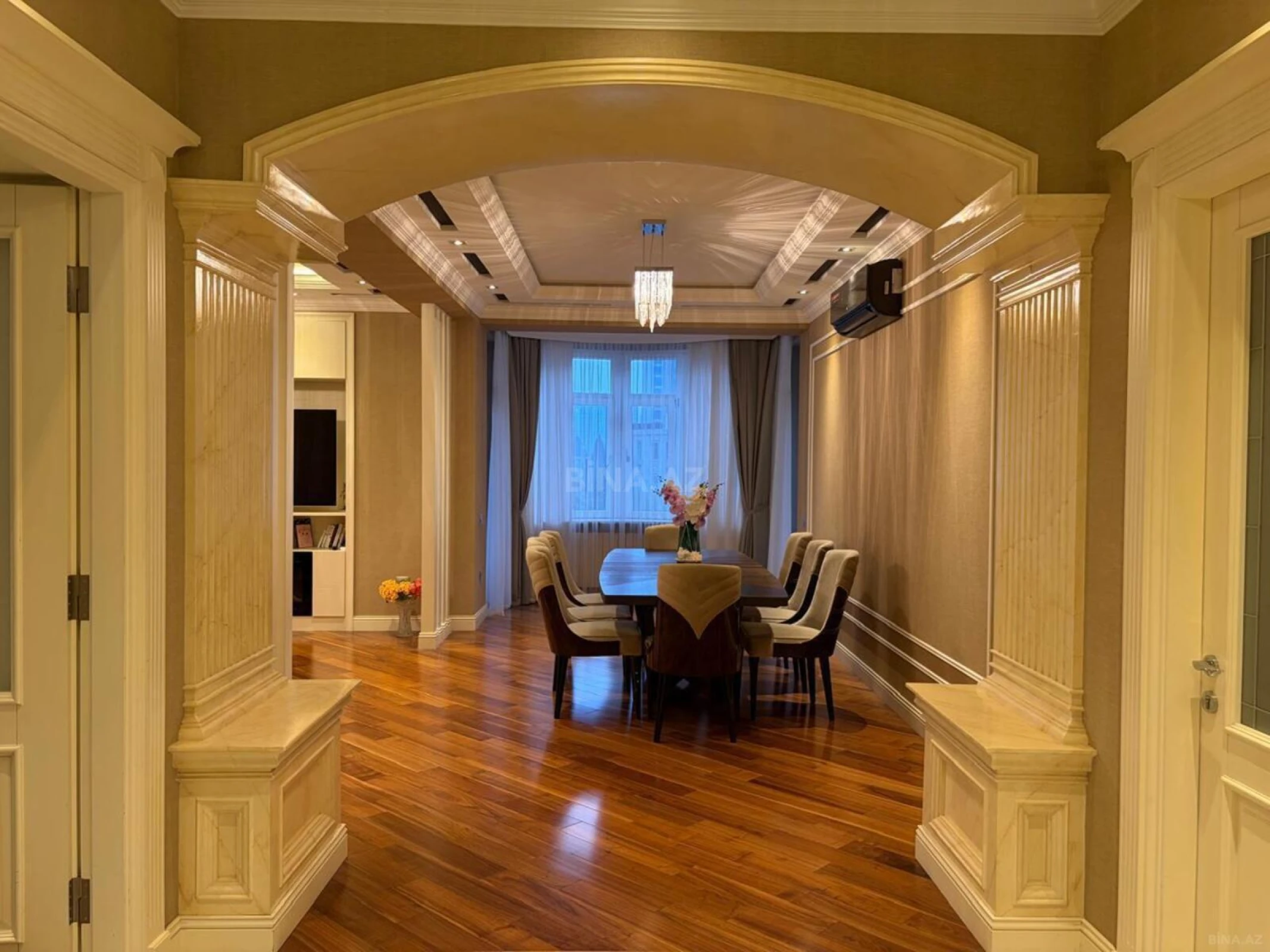 Satılır 4 otaqlı mənzil 214 m²