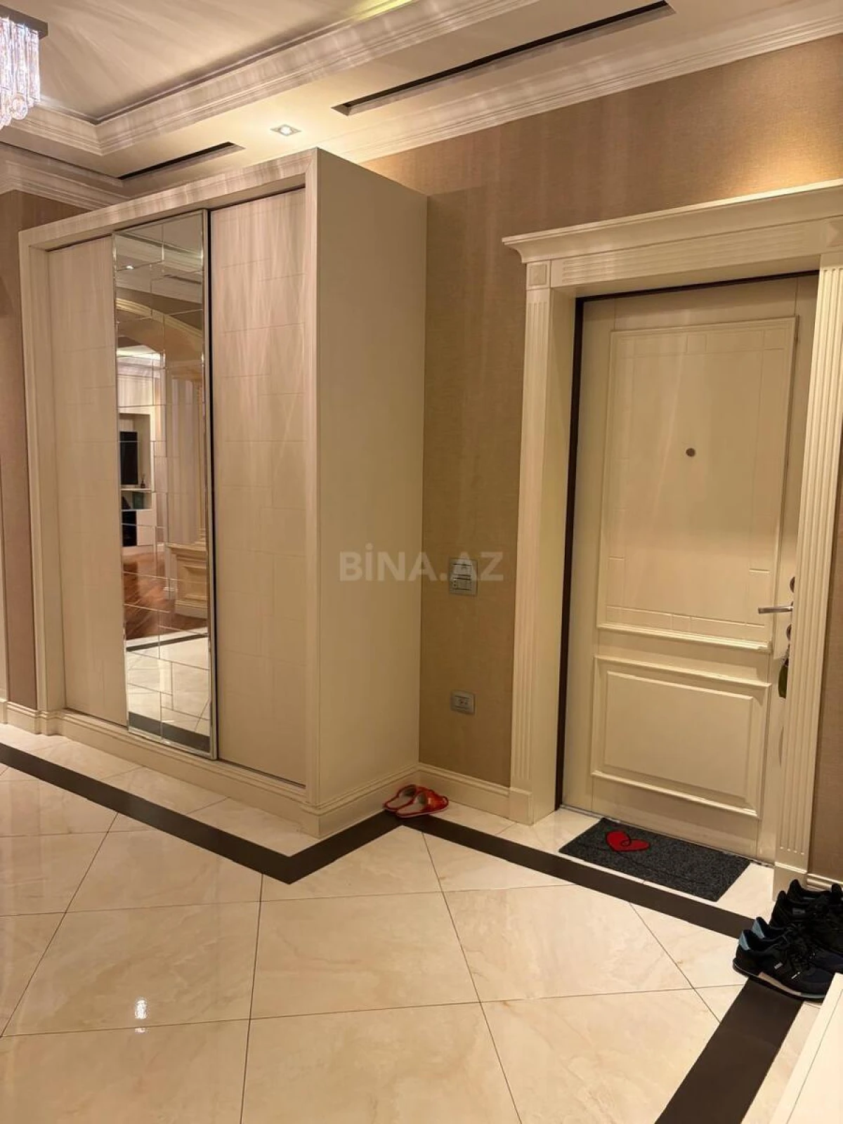 Satılır 4 otaqlı mənzil 214 m²