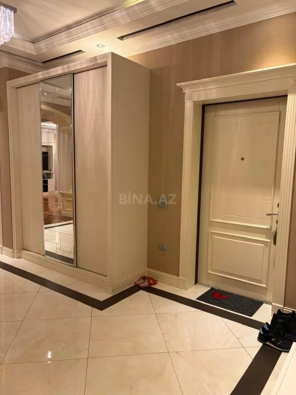 Satılır 4 otaqlı mənzil 214 m²