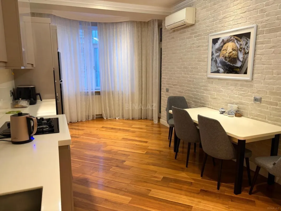 Satılır 4 otaqlı mənzil 214 m²