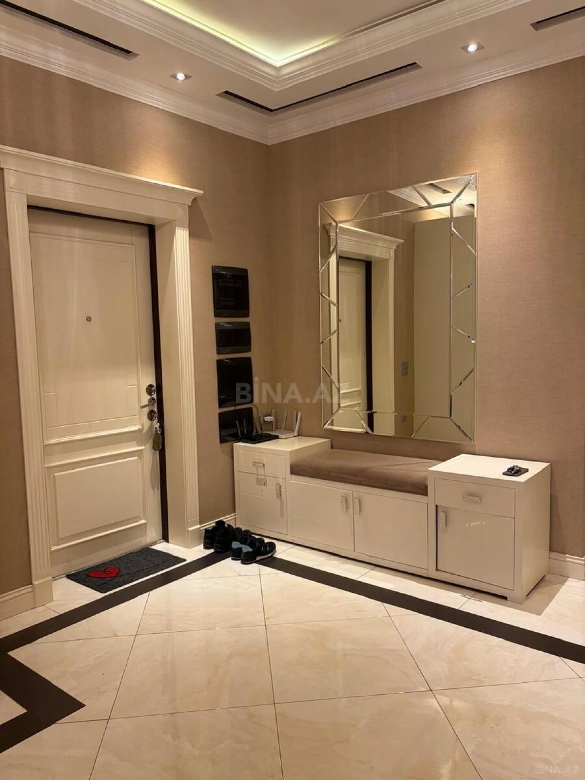 Satılır 4 otaqlı mənzil 214 m²