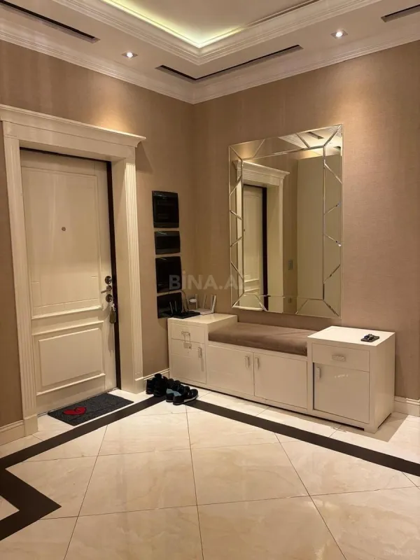 Satılır 4 otaqlı mənzil 214 m²