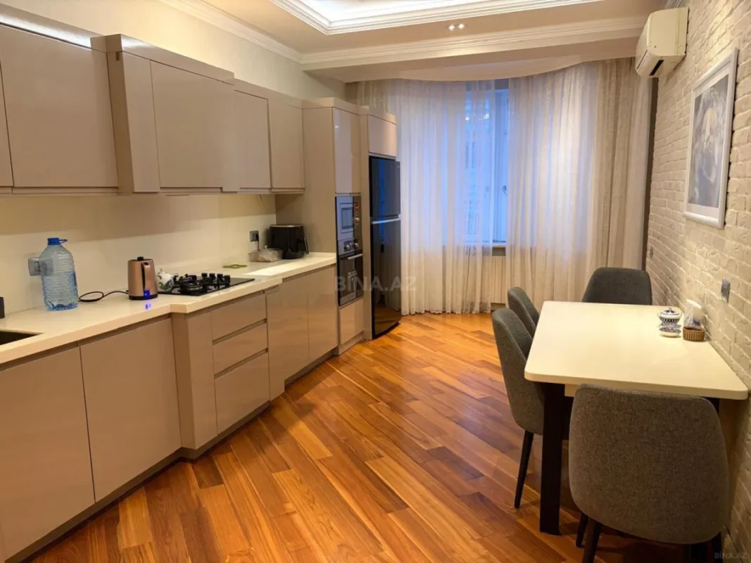 Satılır 4 otaqlı mənzil 214 m²