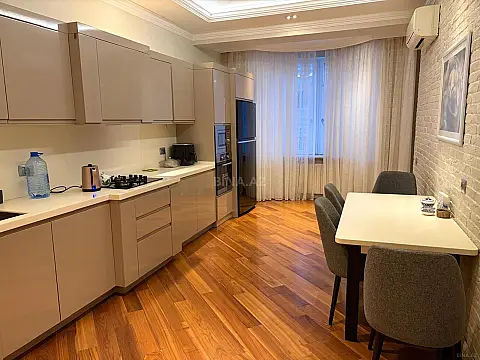 Satılır 4 otaqlı mənzil 214 m²