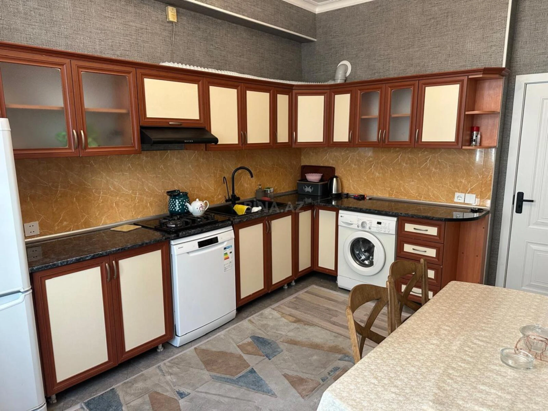 Kirayə verilir 2 otaqlı mənzil 90 m²