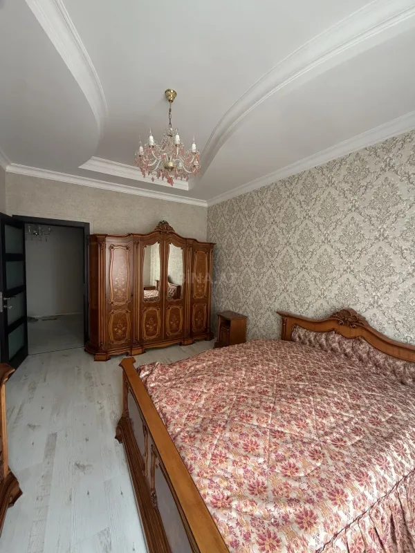 Satılır 4 otaqlı mənzil 212 m²