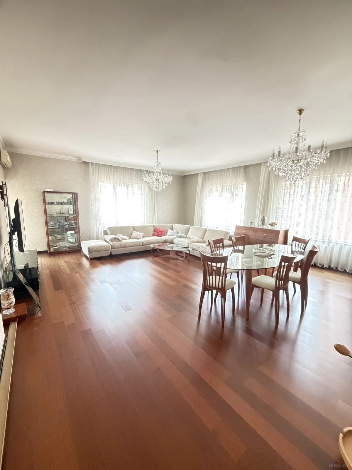 Satılır 4 otaqlı mənzil 212 m²