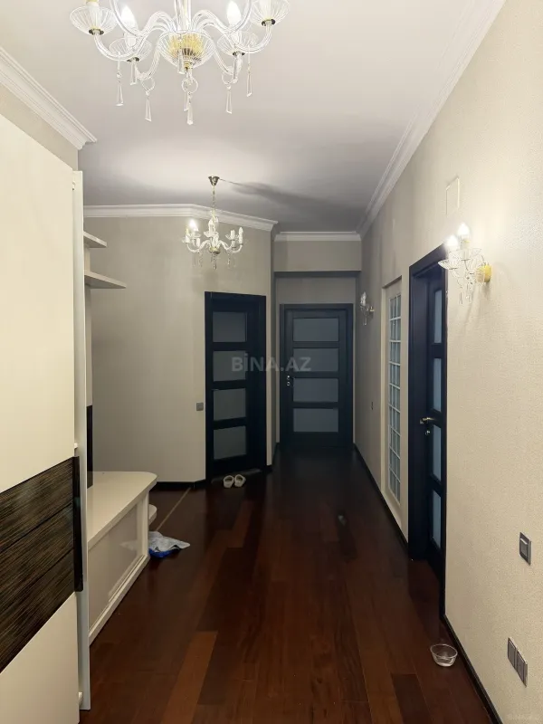 Satılır 4 otaqlı mənzil 212 m²