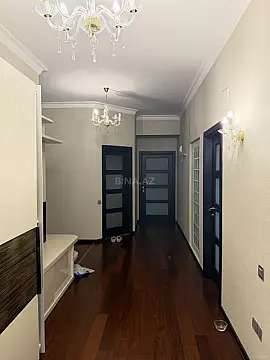 Satılır 4 otaqlı mənzil 212 m²