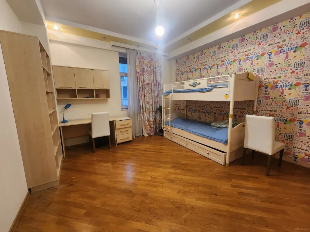 Satılır 4 otaqlı mənzil 130 m²