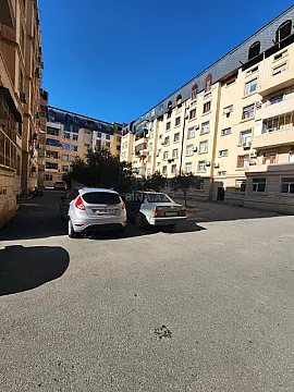 Satılır 4 otaqlı mənzil 130 m²