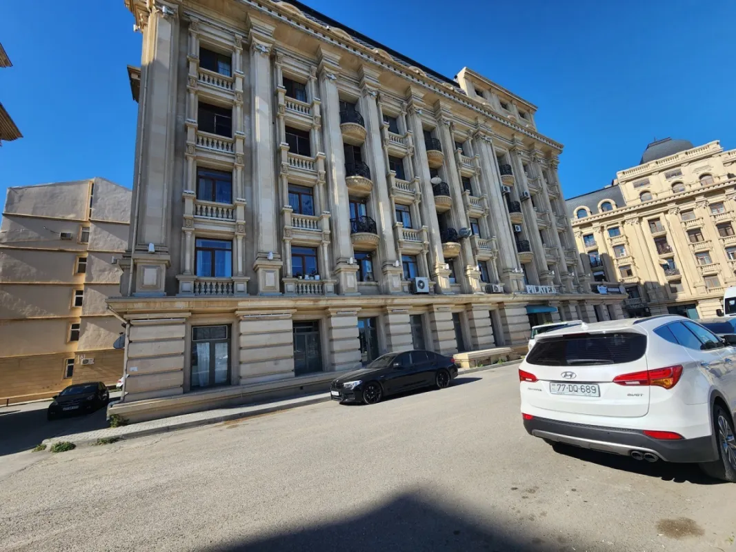 Satılır 4 otaqlı mənzil 130 m²