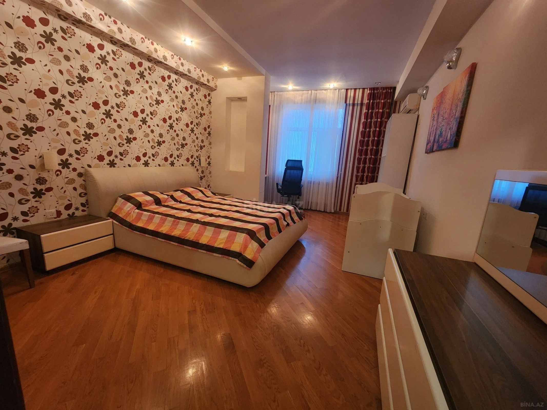 Satılır 4 otaqlı mənzil 130 m²