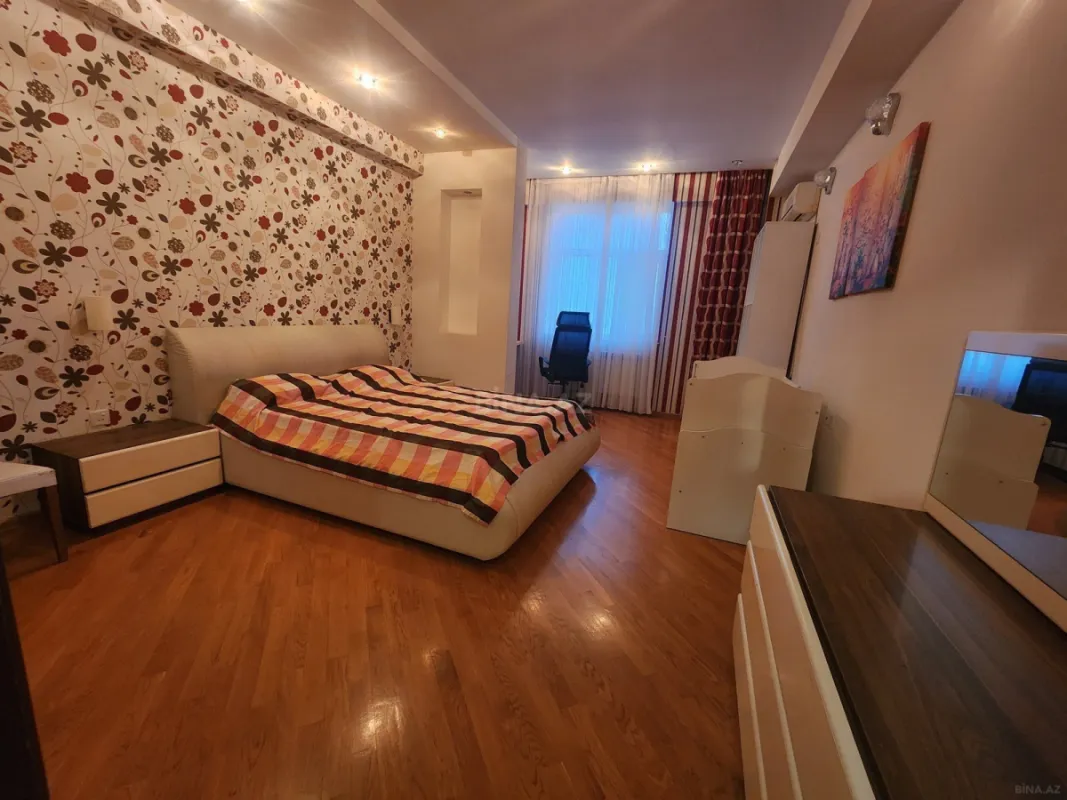 Satılır 4 otaqlı mənzil 130 m²