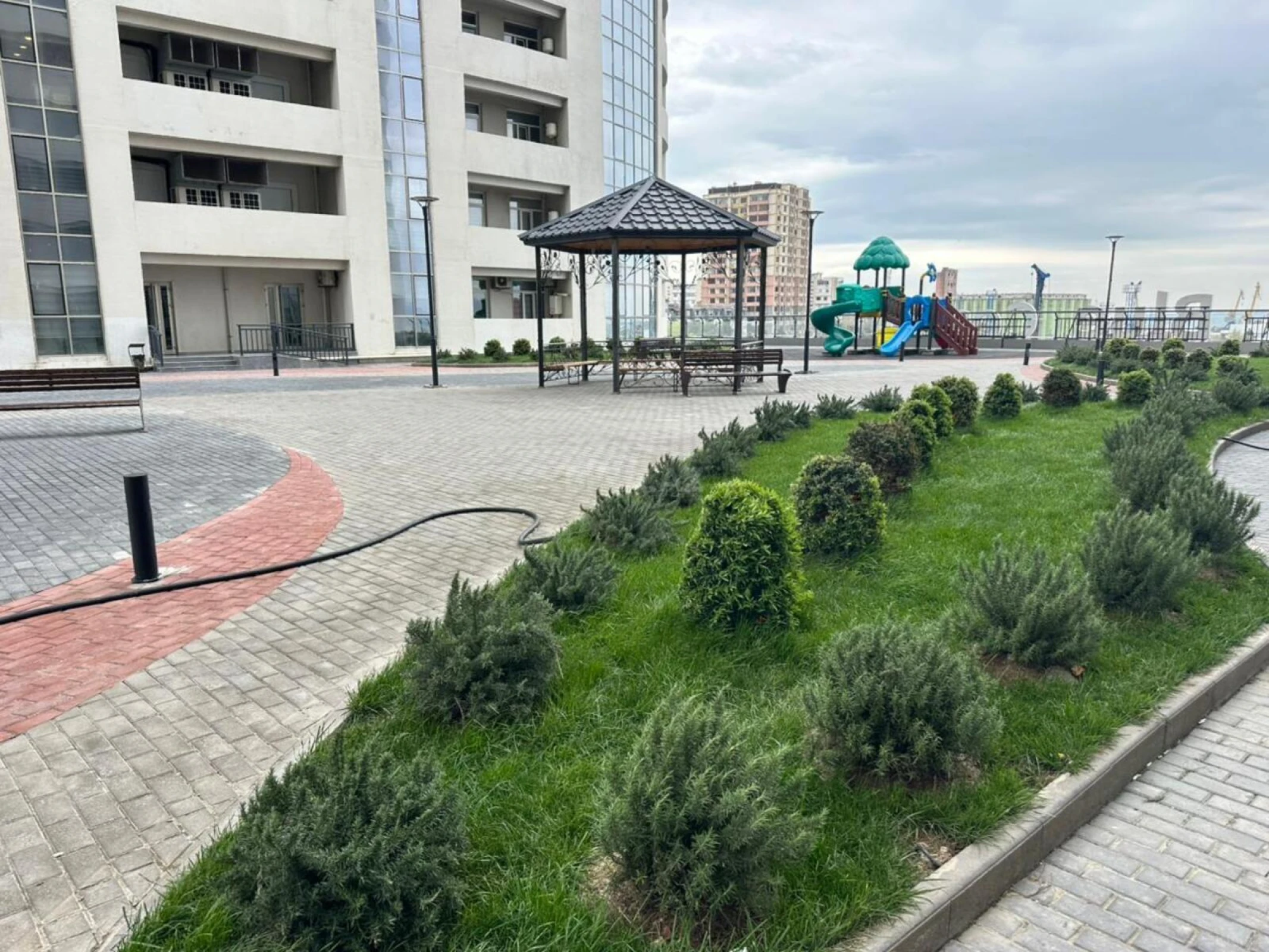 Satılır 4 otaqlı mənzil 200 m²