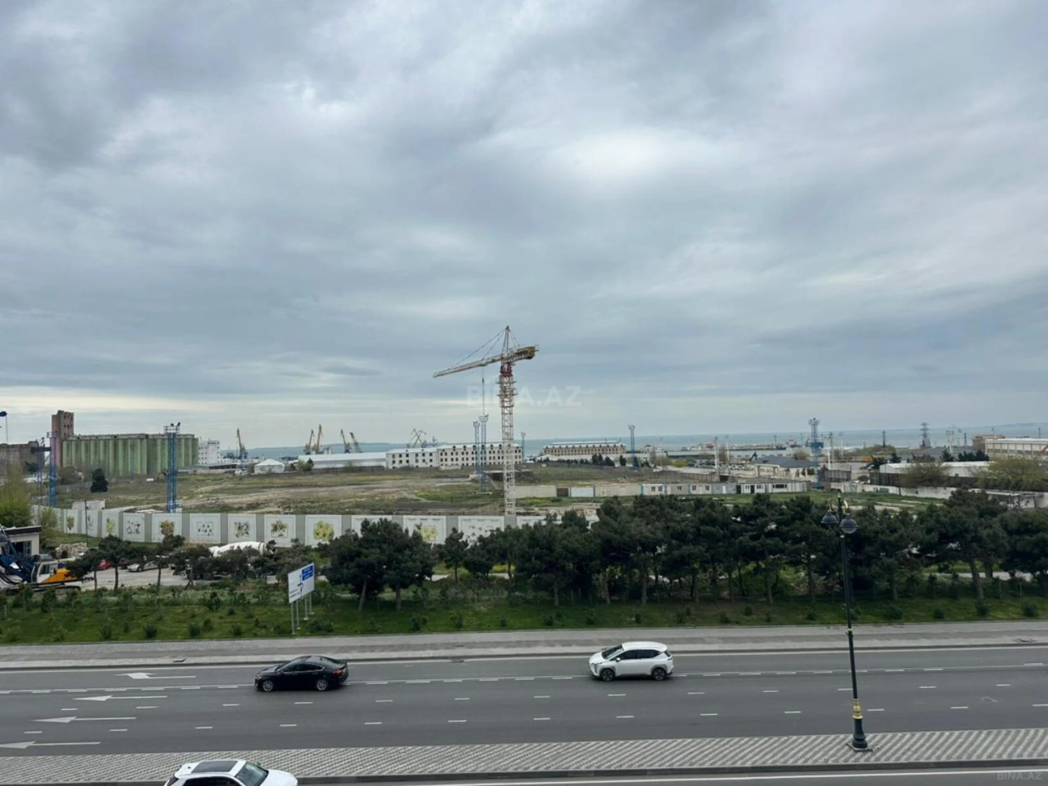 Satılır 4 otaqlı mənzil 200 m²