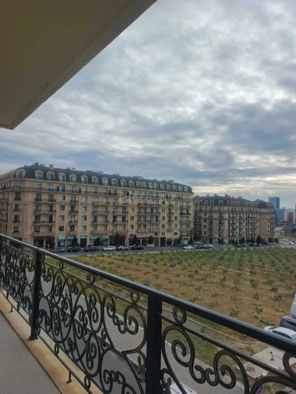 Kirayə verilir 3 otaqlı mənzil 130 m²