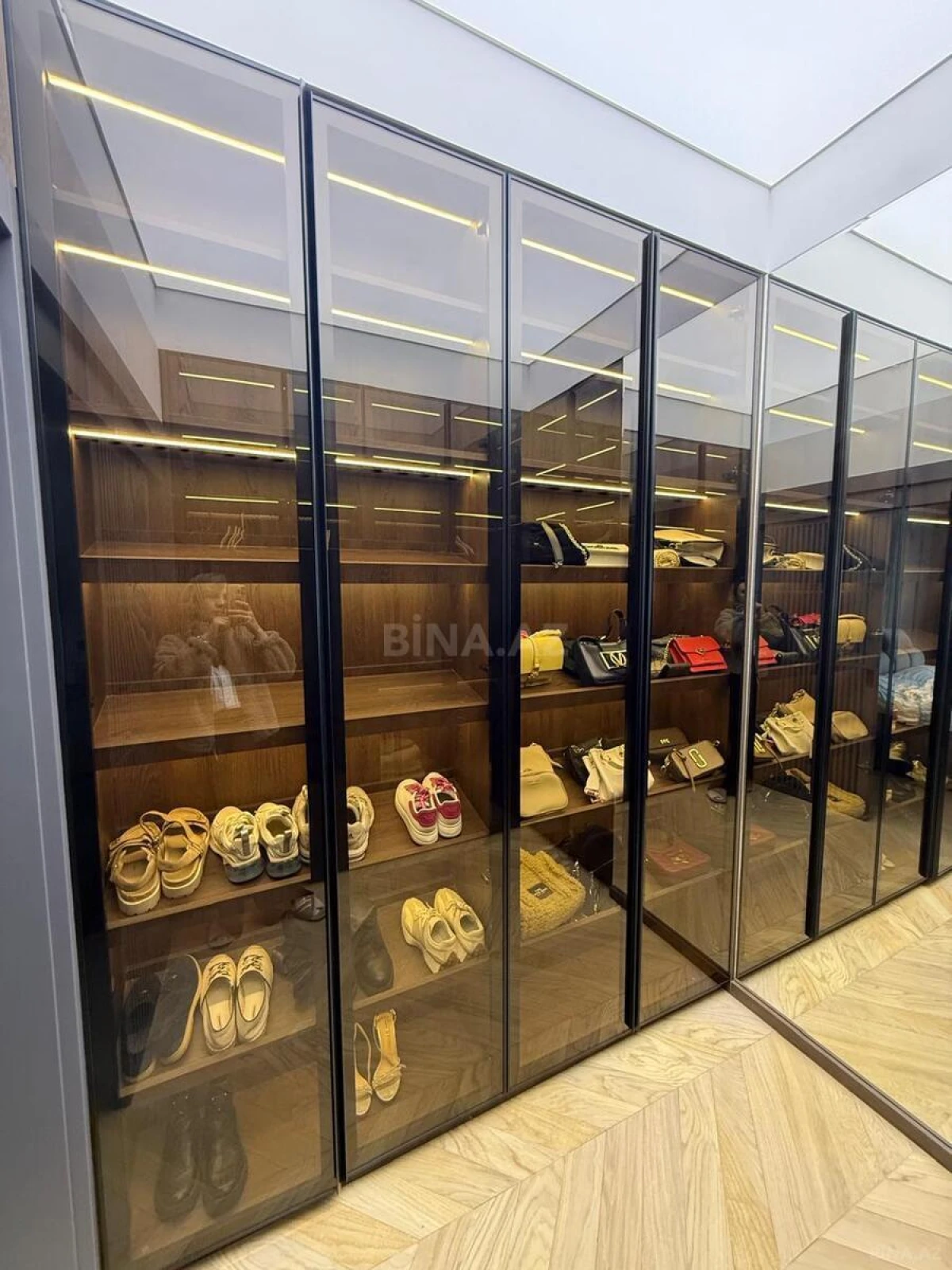 Satılır 3 otaqlı mənzil 135 m²