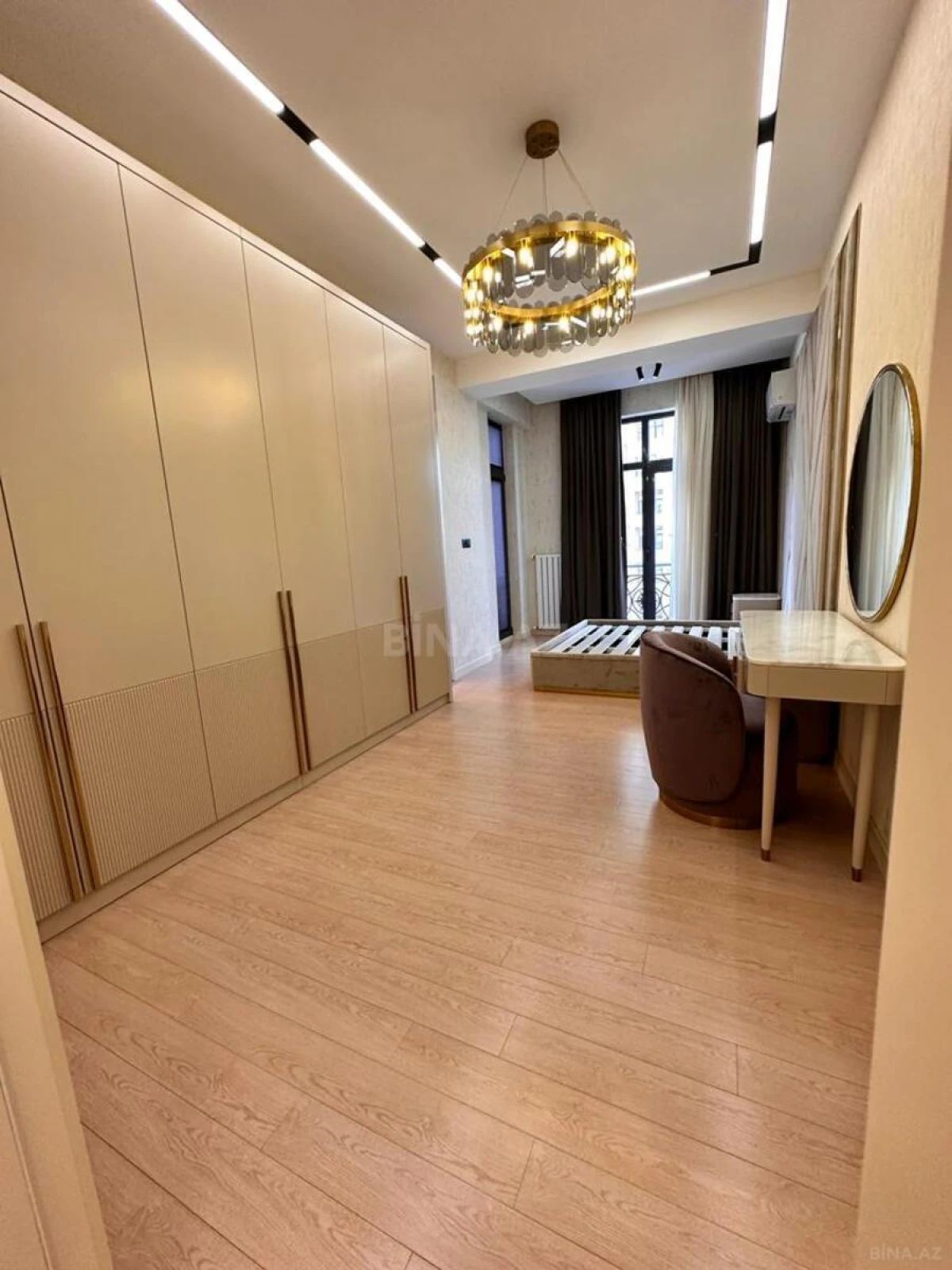 Satılır 3 otaqlı mənzil 174 m²