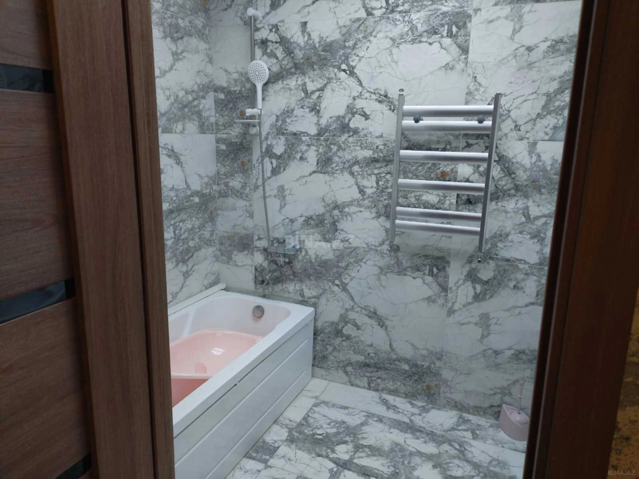 Kirayə verilir 2 otaqlı mənzil 106 m²