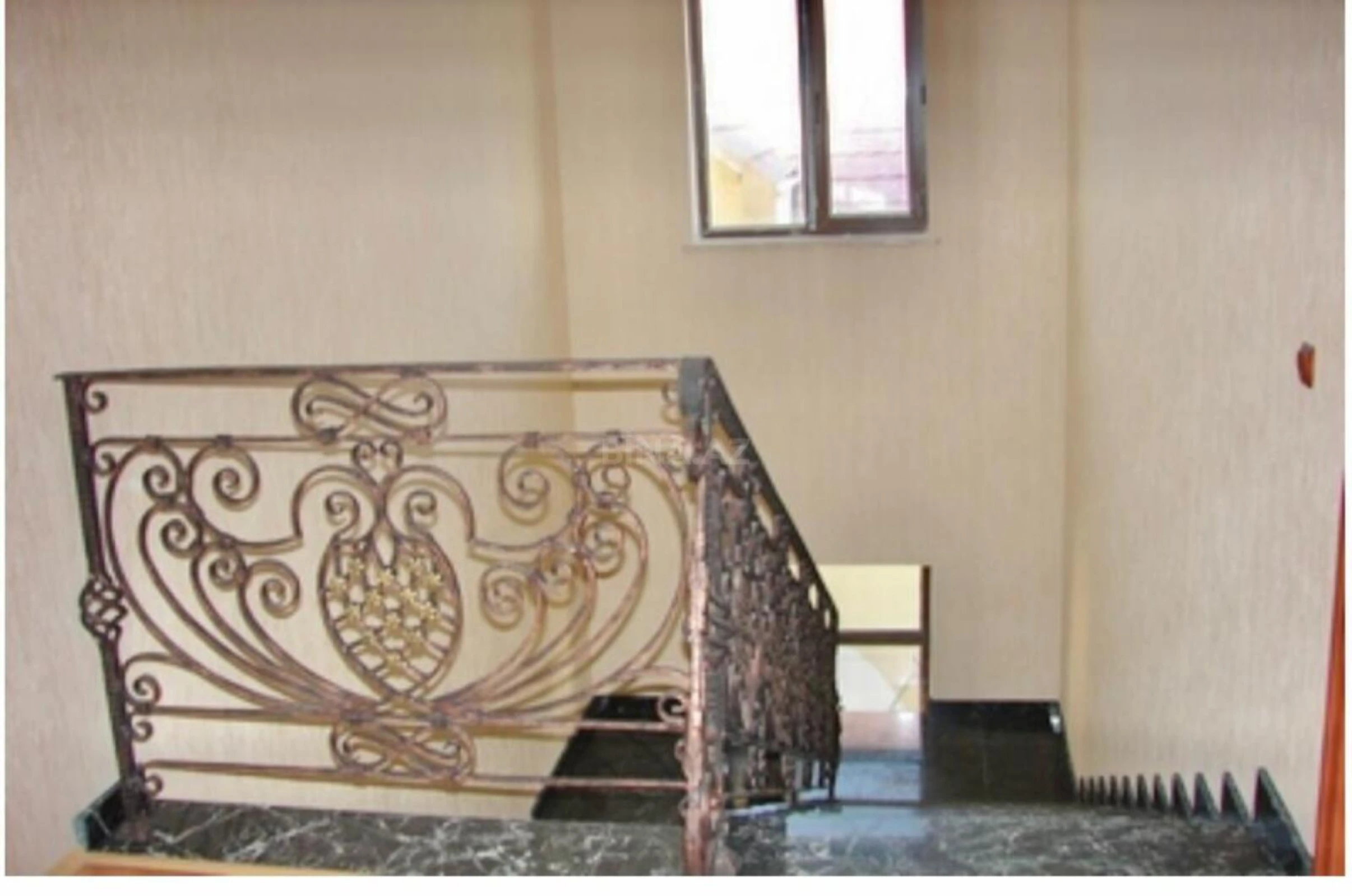 Kirayə verilir 12 otaqlı həyət evi 650 m²