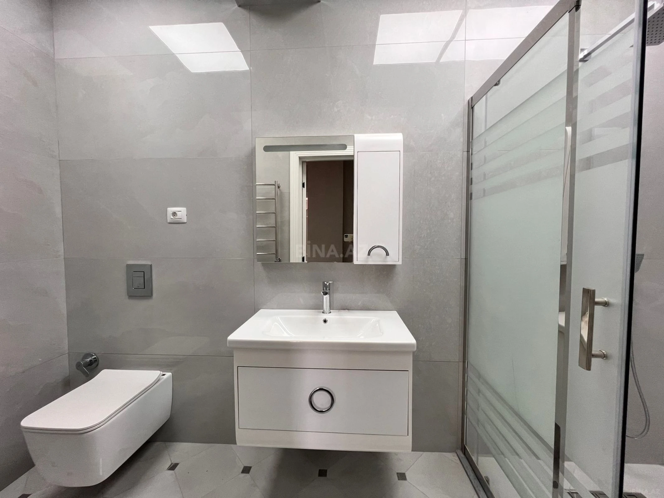 Kirayə verilir 4 otaqlı mənzil 190 m²