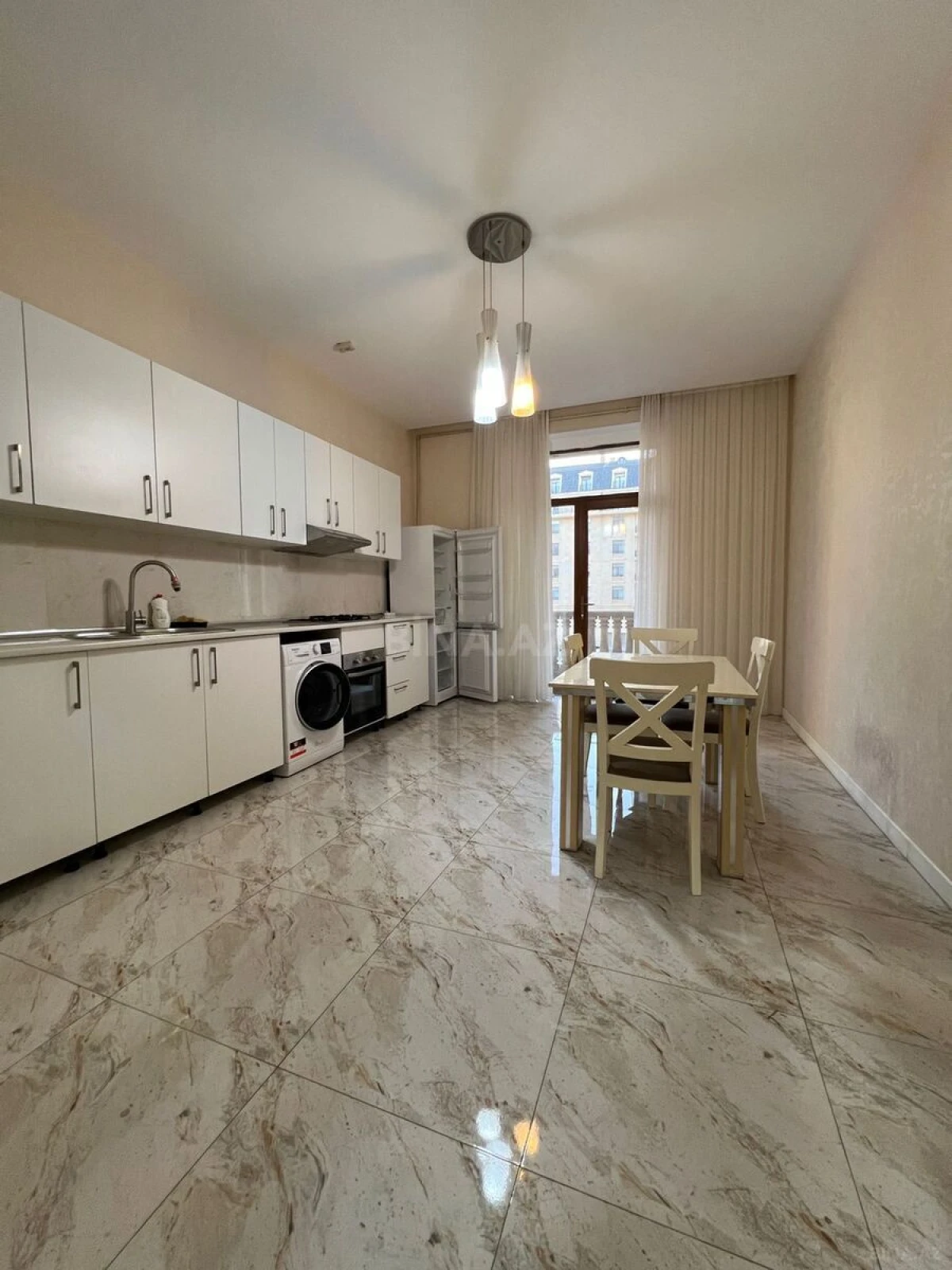 Kirayə verilir 2 otaqlı mənzil 96 m²
