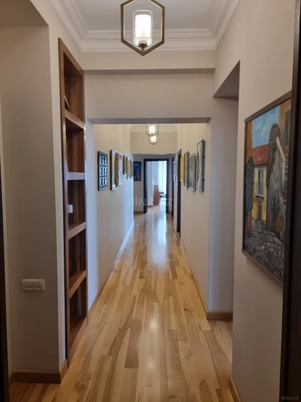 Satılır 5 otaqlı mənzil 400 m²