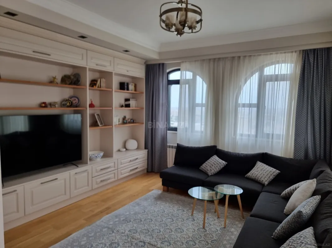 Satılır 5 otaqlı mənzil 400 m²