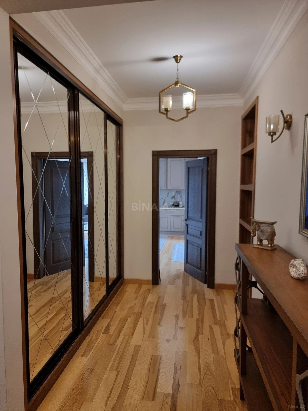 Satılır 5 otaqlı mənzil 400 m²