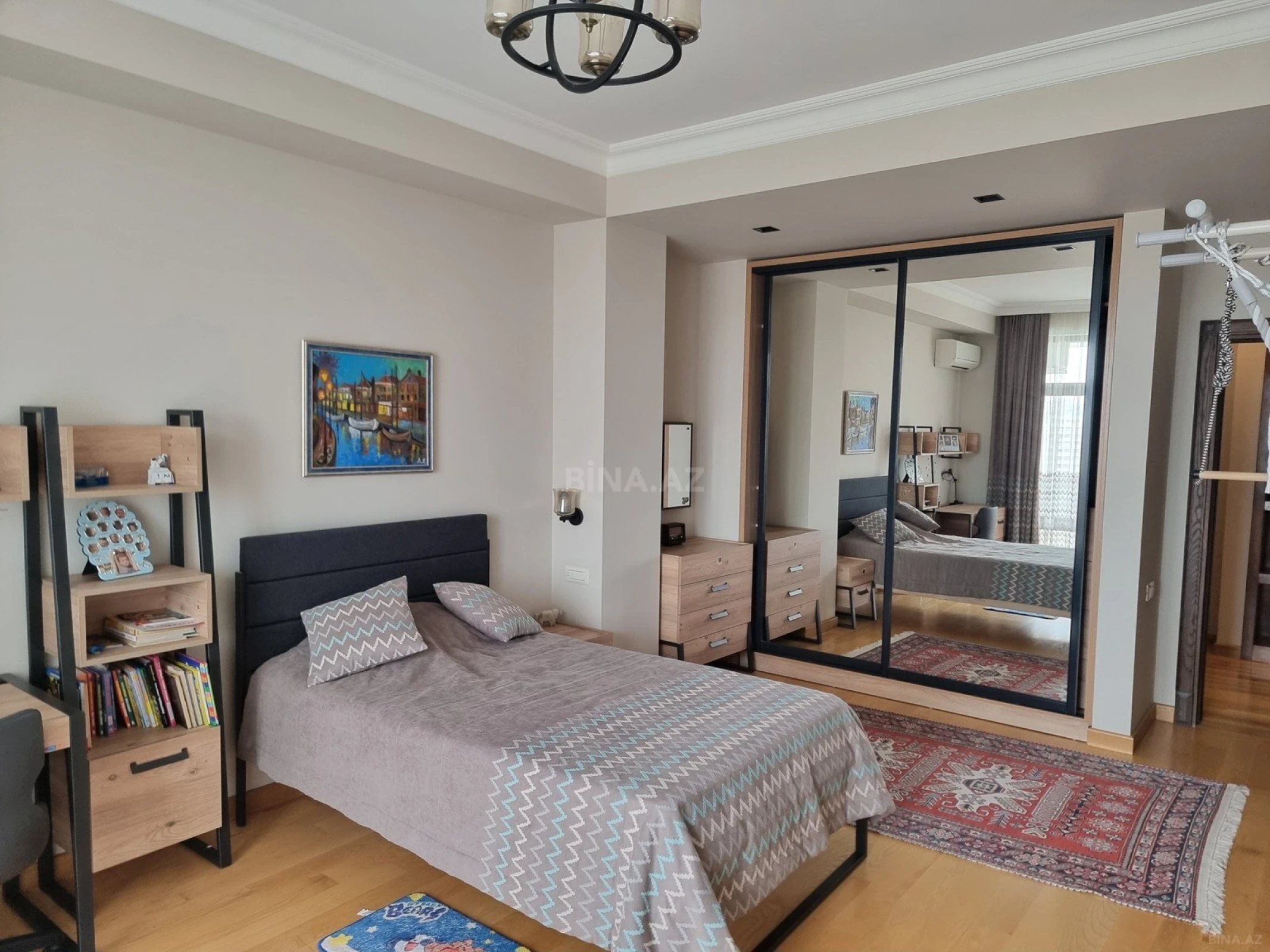 Satılır 5 otaqlı mənzil 400 m²