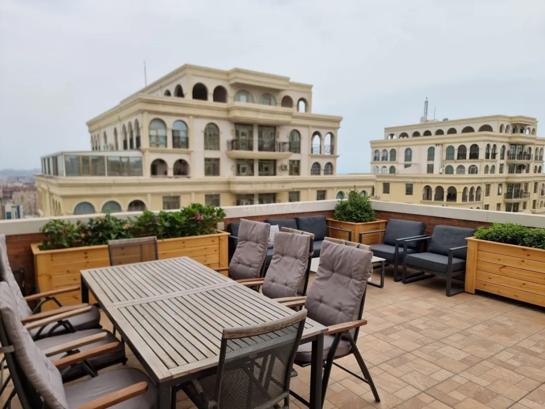 Satılır 5 otaqlı mənzil 400 m²