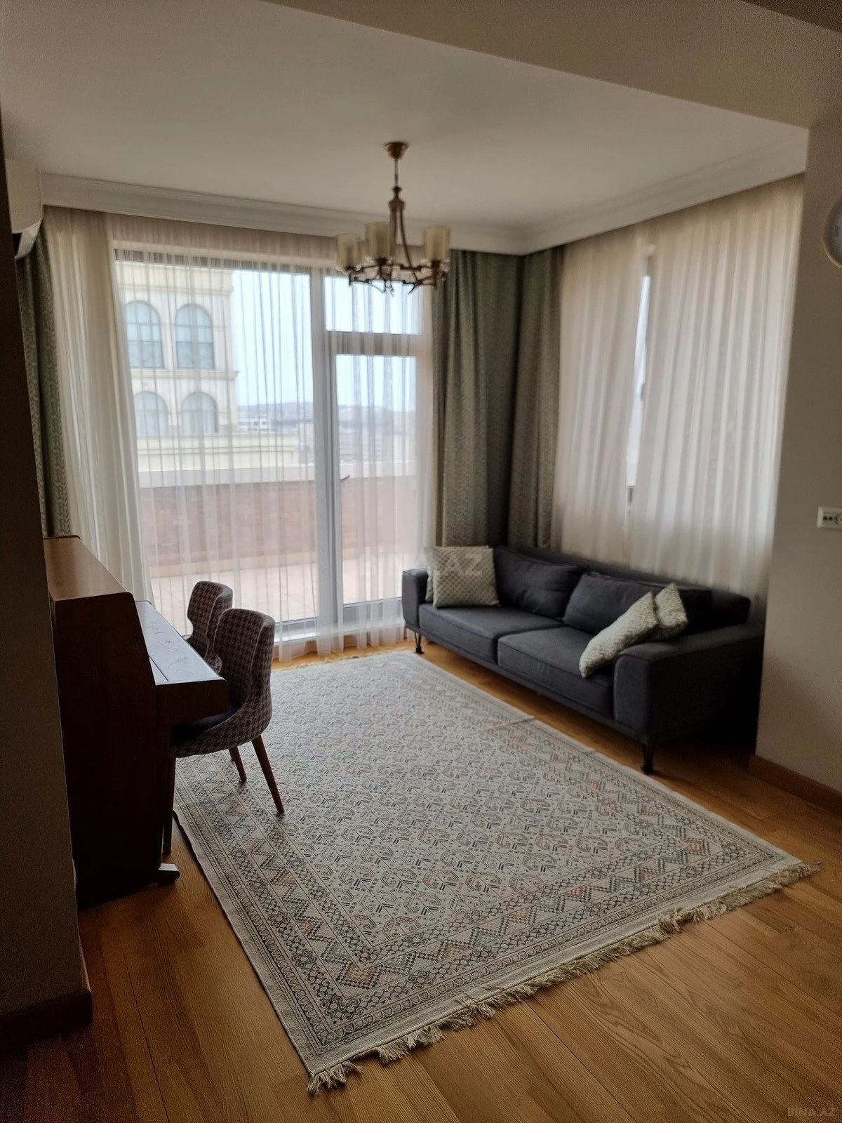 Satılır 5 otaqlı mənzil 400 m²