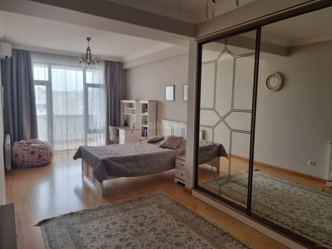 Satılır 5 otaqlı mənzil 400 m²