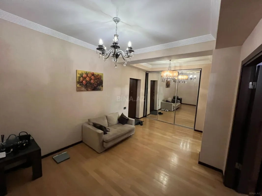 Satılır 4 otaqlı mənzil 190 m²
