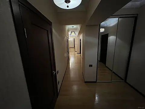 Satılır 4 otaqlı mənzil 190 m²