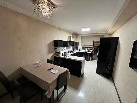 Satılır 4 otaqlı mənzil 190 m²