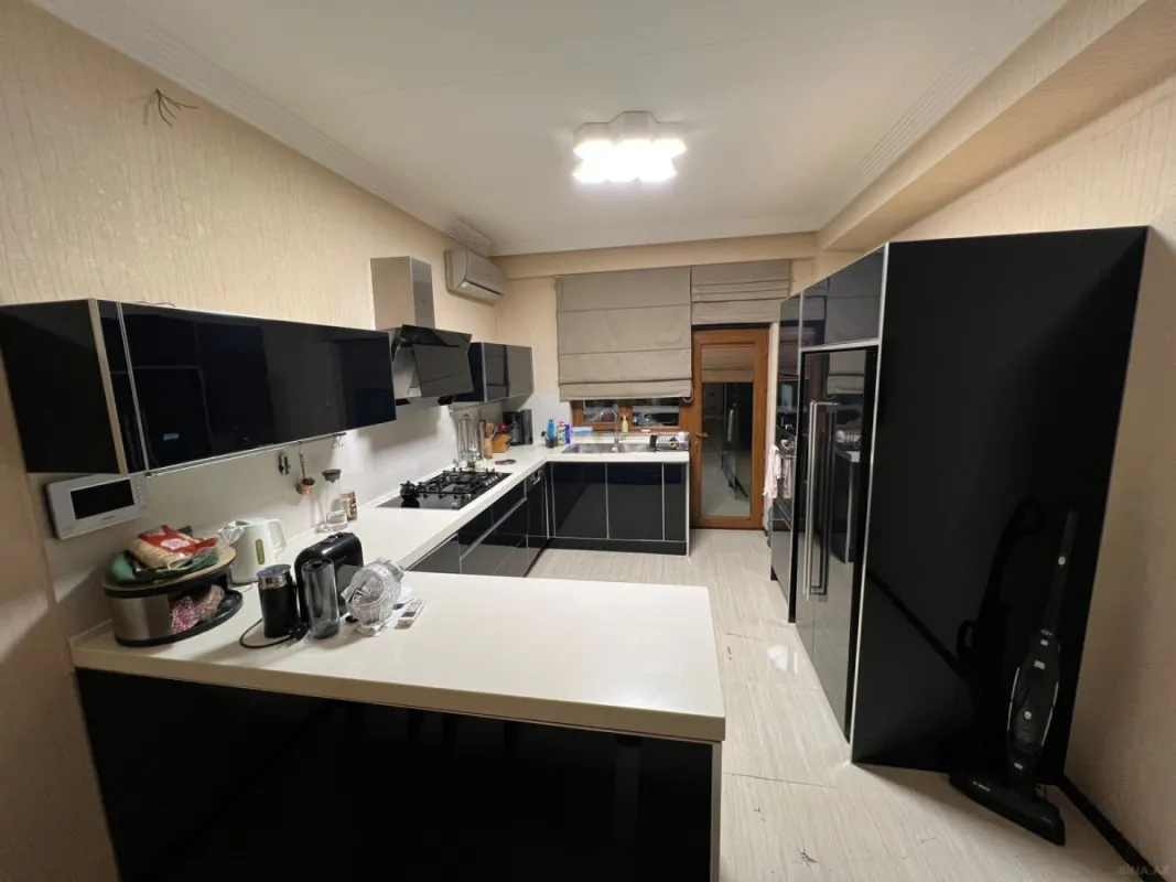 Satılır 4 otaqlı mənzil 190 m²