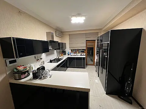Satılır 4 otaqlı mənzil 190 m²