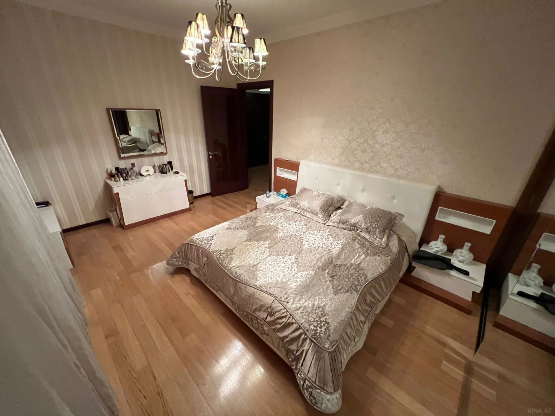 Satılır 4 otaqlı mənzil 190 m²