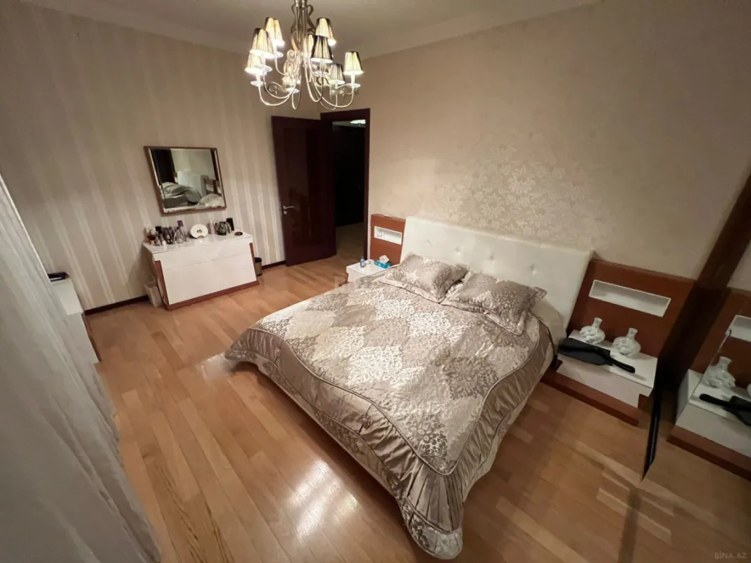 Satılır 4 otaqlı mənzil 190 m²