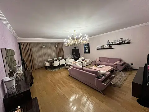 Satılır 4 otaqlı mənzil 190 m²