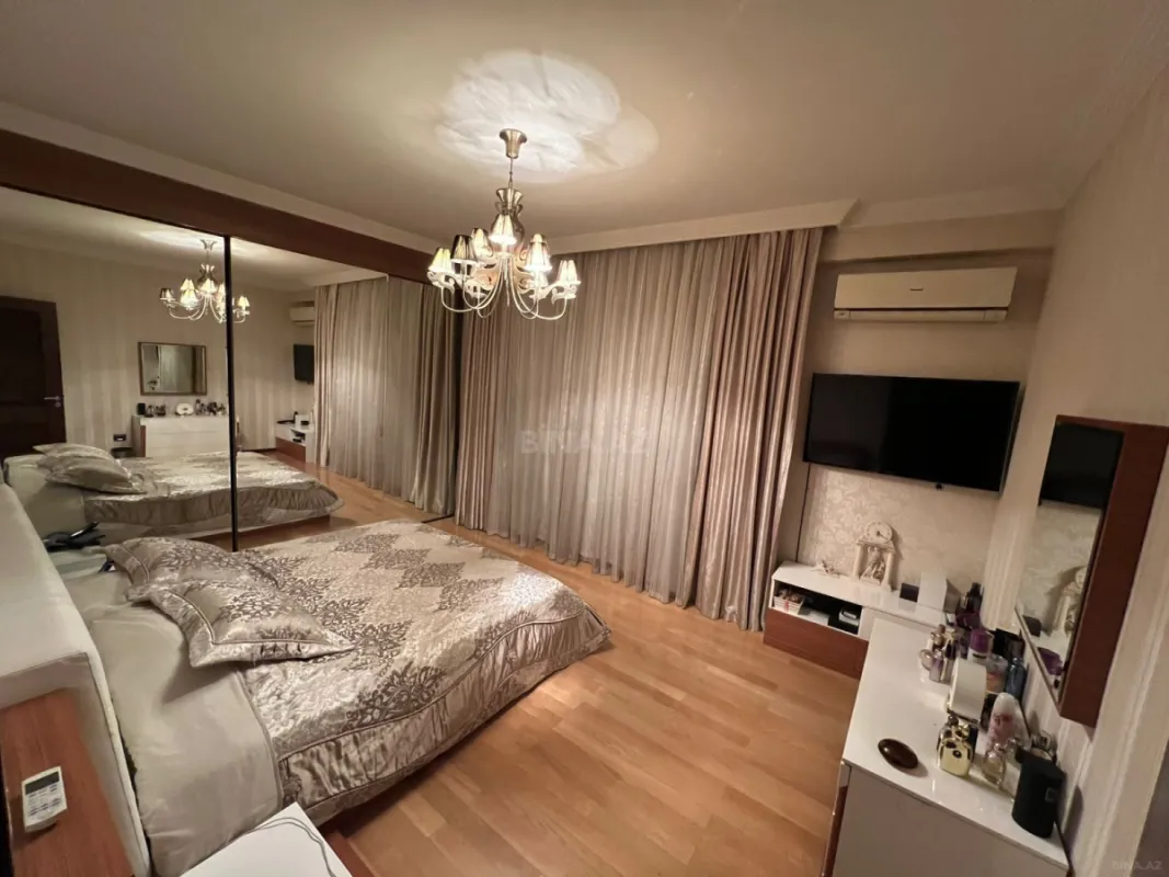 Satılır 4 otaqlı mənzil 190 m²