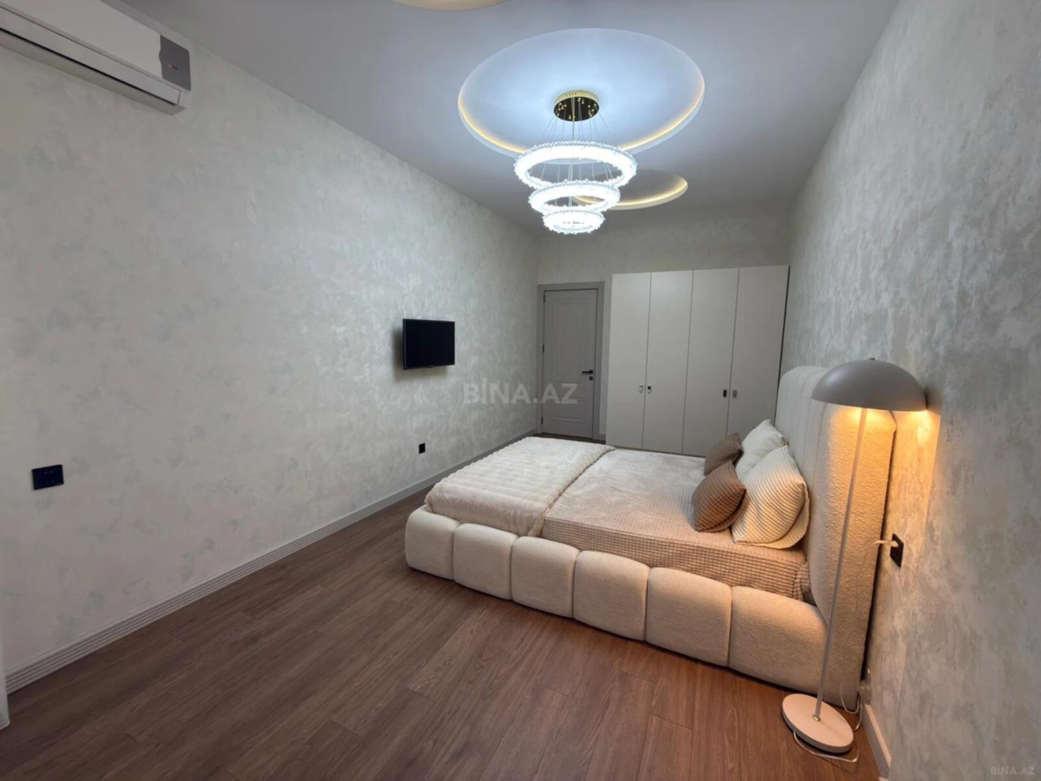 Satılır 2 otaqlı mənzil 135 m²