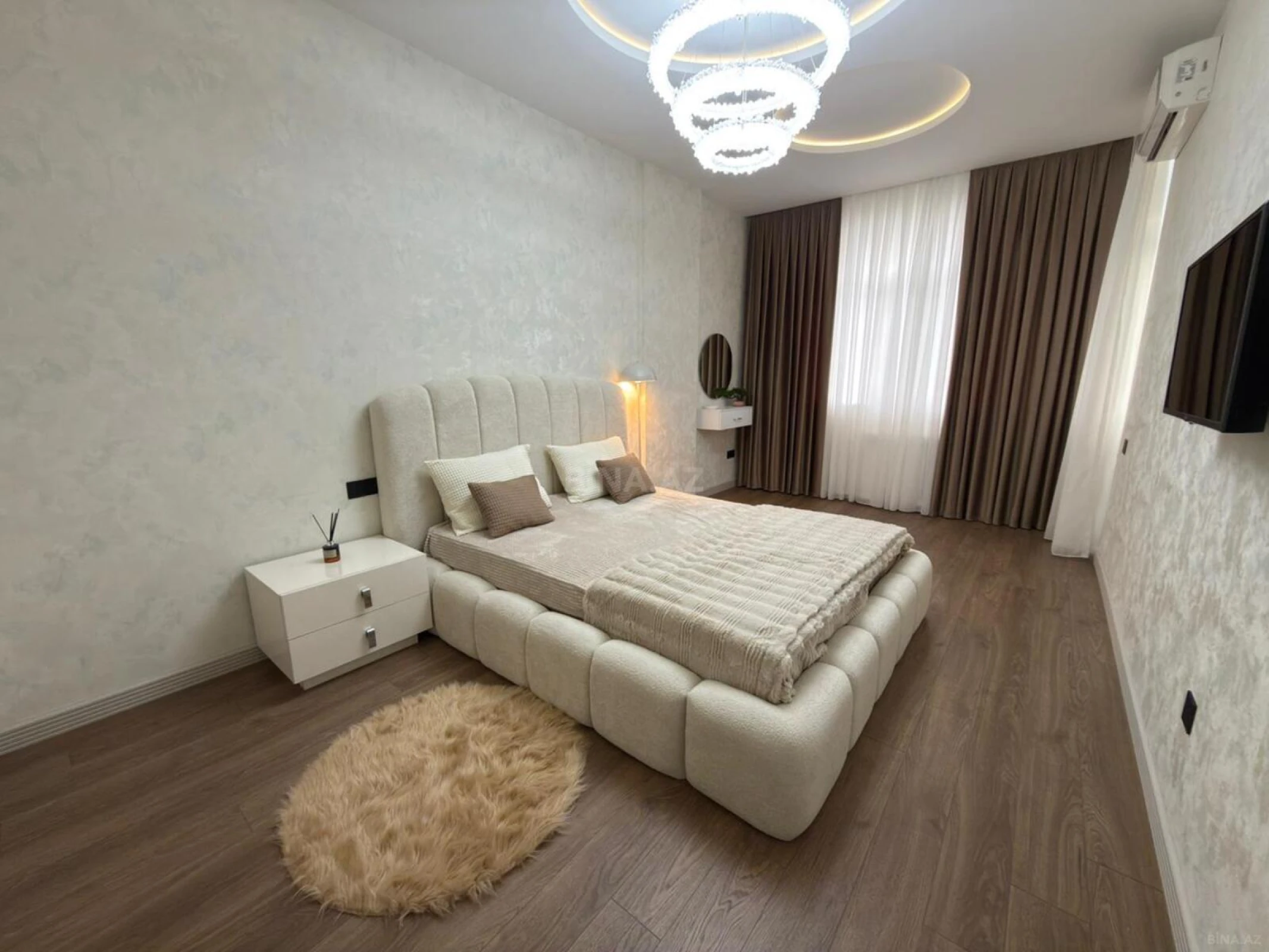 Satılır 2 otaqlı mənzil 135 m²