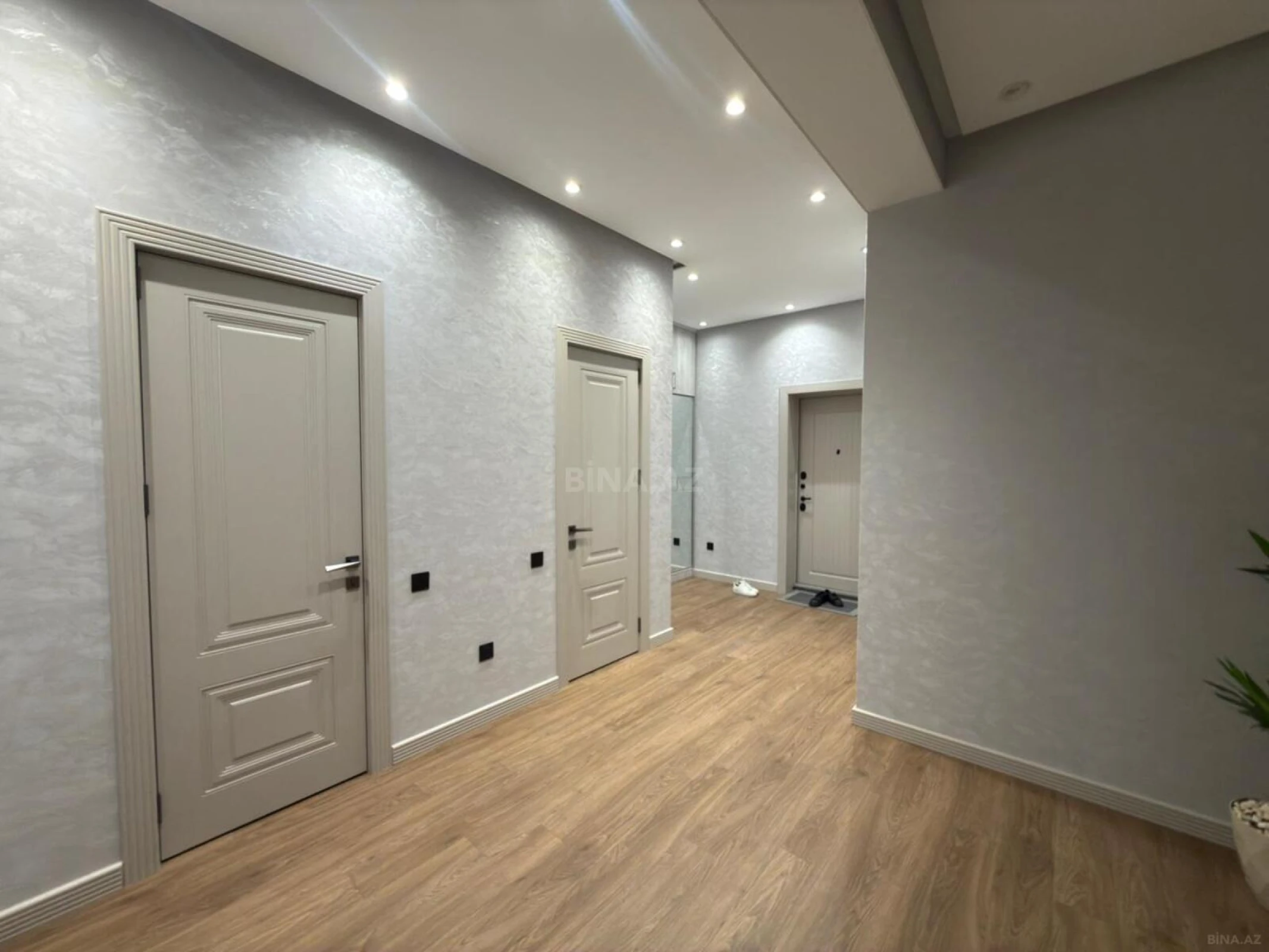 Satılır 2 otaqlı mənzil 135 m²