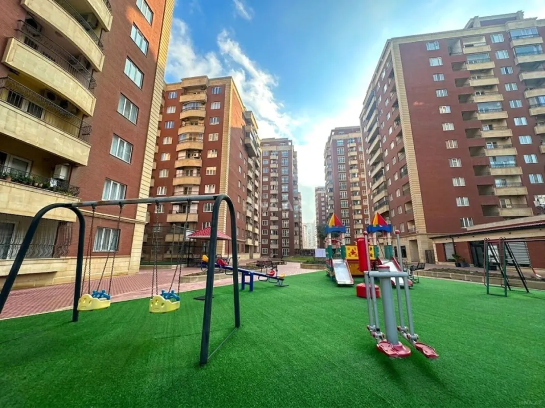 Satılır 5 otaqlı mənzil 235 m²